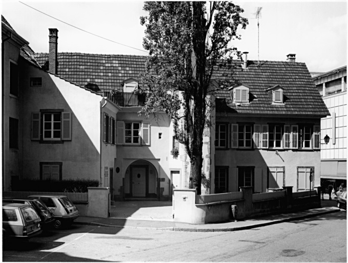 Vue éloignée de l'élévation antérieure.