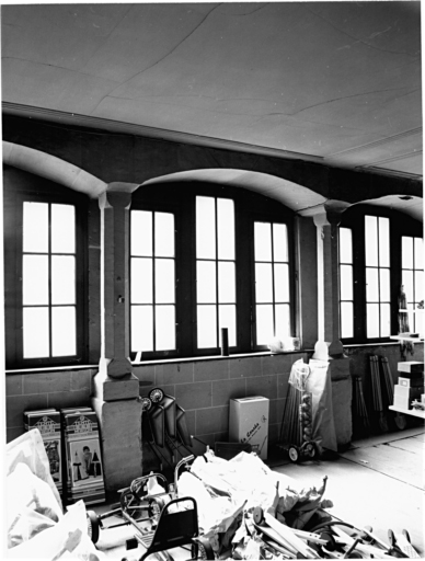 Salle au premier étage : baies vers la rue.