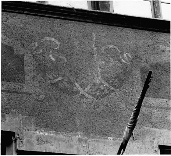 Elévation sur rue : détail d'une guirlande peinte au premier étage.