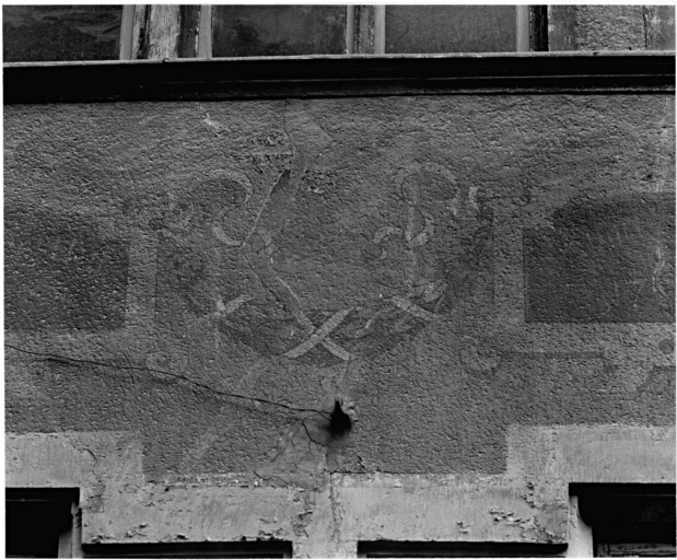 Elévation sur rue : détail d'une guirlande peinte au premier étage.