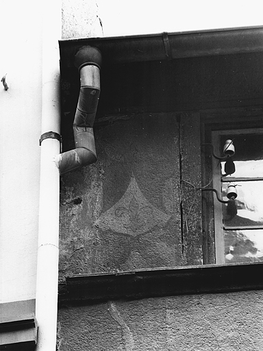 Elévation sur rue : détail d'un motif peint au deuxième étage : écu avec fleur de lis (à gauche).