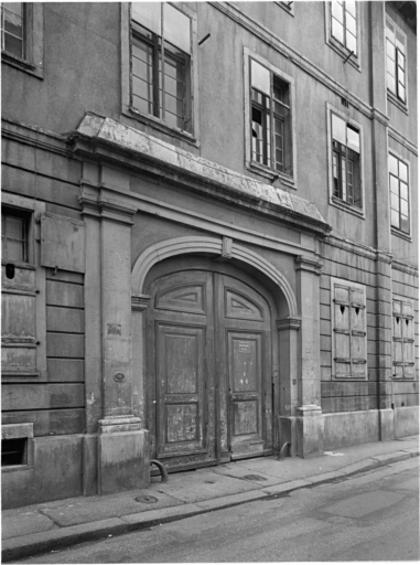 Elévation sur la rue : porte d'entrée.