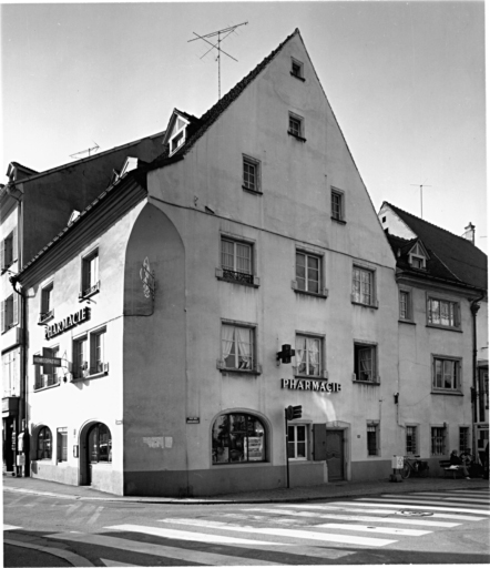 Maison, pharmacie au Lys