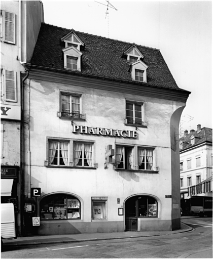 Maison, pharmacie au Lys