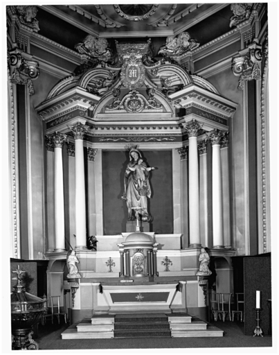 Vue d'ensemble du maître-autel, avant la restauration de 1988.