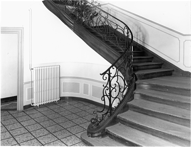 L'escalier vu depuis le rez-de-chaussée.