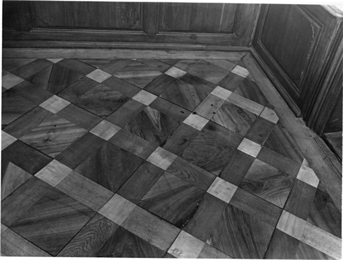 Premier étage, salon : parquet.