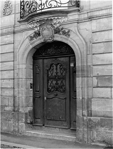 Elévation sur rue : la porte d'entrée.