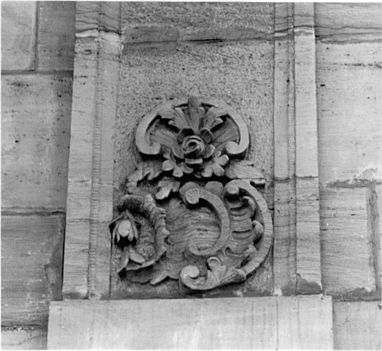 Elévation antérieure : relief à la base du pilastre de l'avant-corps au premier étage.