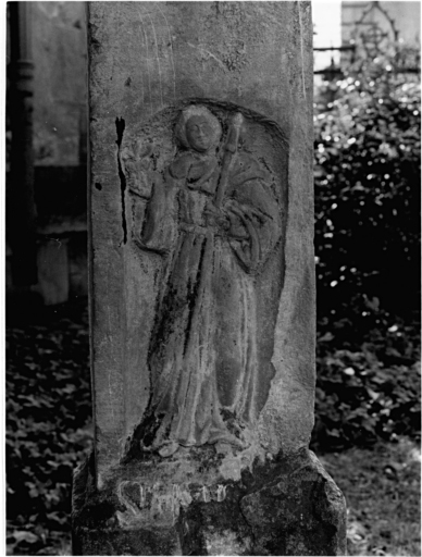 Détail du bas-relief à la base de la croix : saint Antoine de Padoue.