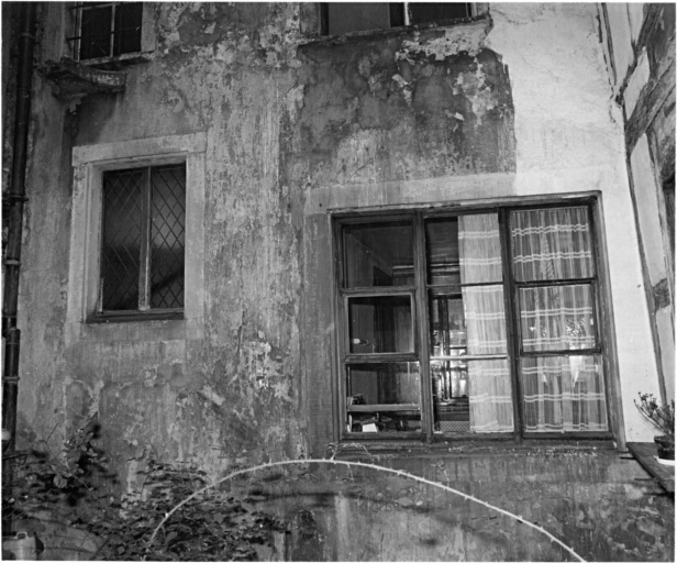 Maison, pharmacie au Lys