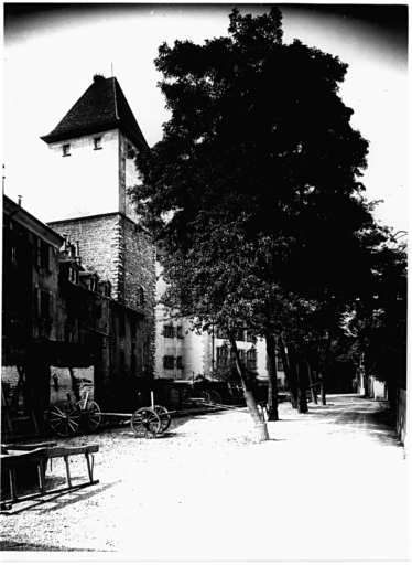 Vue ancienne de la tour Nessel restaurée.