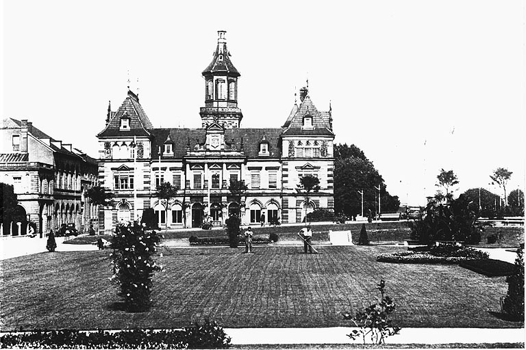 Vue ancienne de la poste détruite.