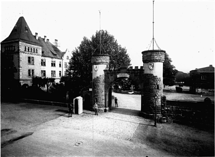 Vue ancienne de la caserne Babanègre, rue de la Hardt.