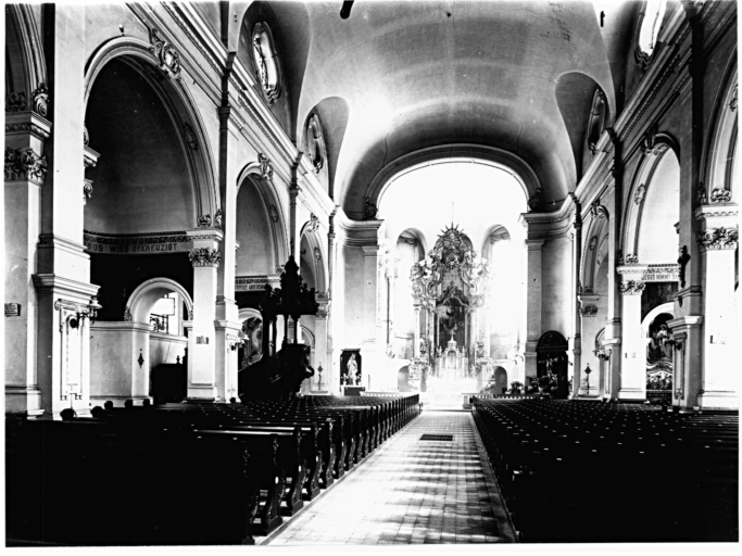 Vue d'ensemble, de la nef vers le choeur, avant 1940.