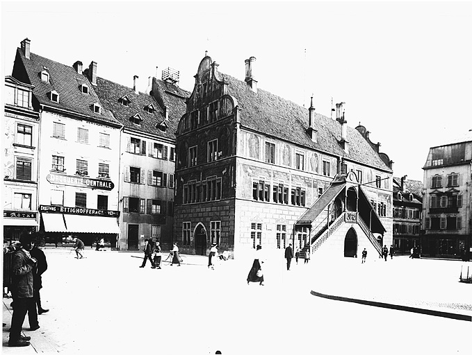 Vue ancienne de l'ensemble de la place avec l'hôtel de ville.