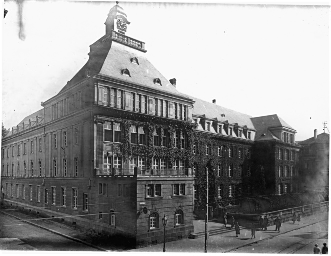 Vue de l'école vers 1921.