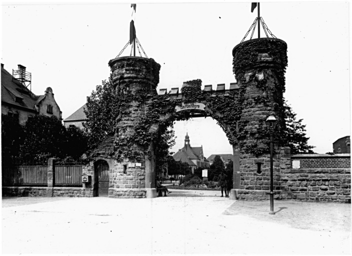 Vue ancienne de la caserne Babanègre, rue de la Hardt.