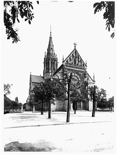 Vue ancienne de l'église et de la place.