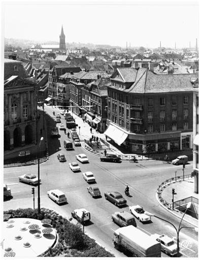 Vue ancienne de la place de la porte Jeune et de la rue Sauvage.