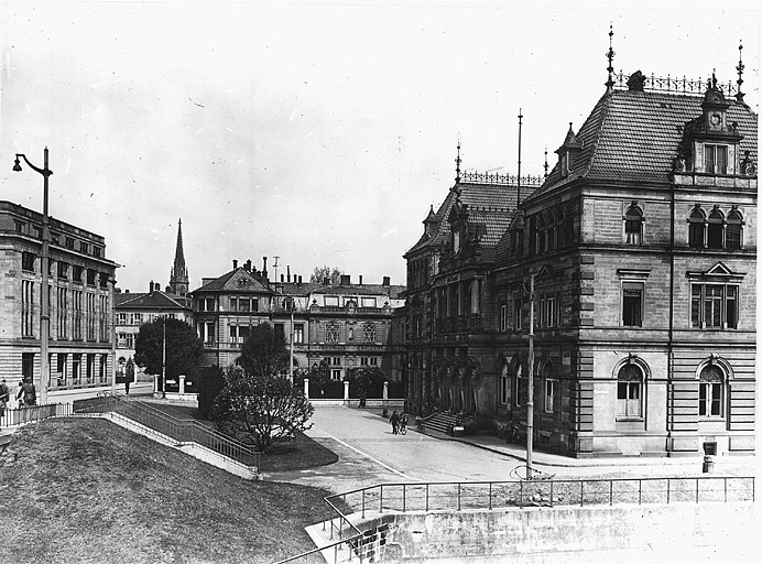 Vue ancienne de la poste détruite.