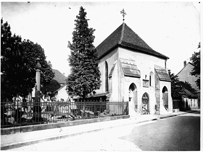 Vue ancienne de la chapelle Saint-Jean et d'une partie du cimetière.