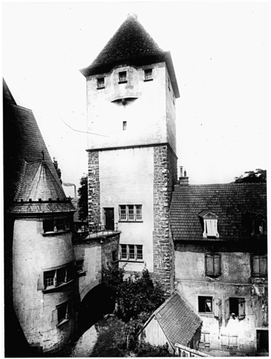 Vue ancienne de la tour Nessel restaurée.