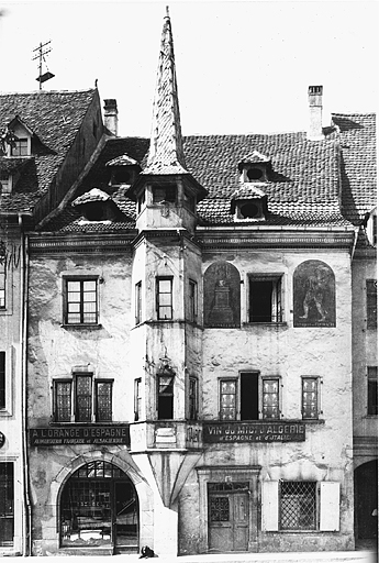 Vue ancienne de l'élévation sur la place après la première transformation (baie à gauche).