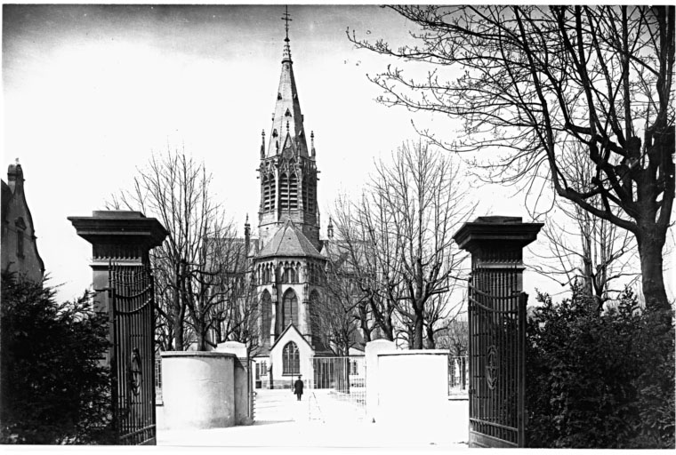 Vue ancienne de l'église et de la place.