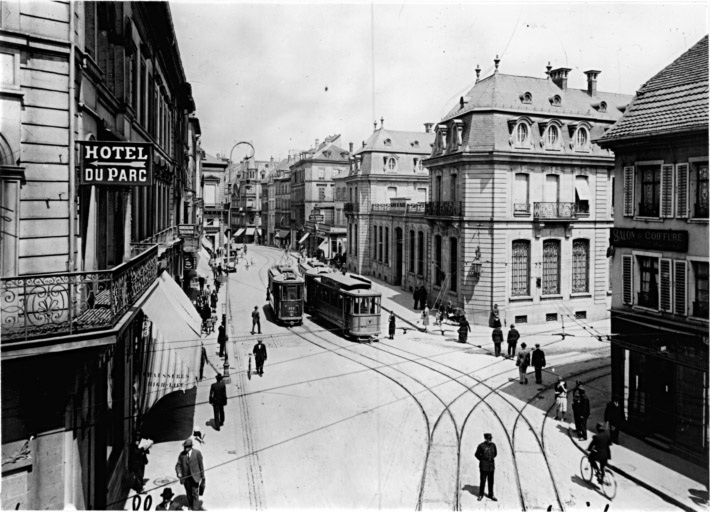 Vue ancienne de la rue du Sauvage. A droite, la banque de France.