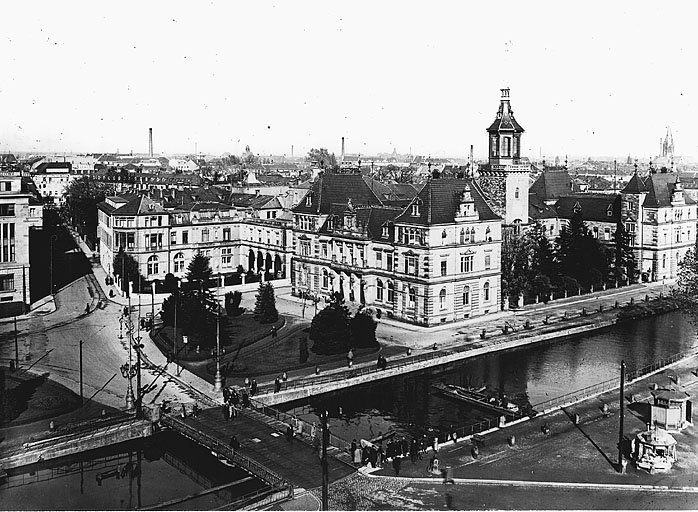 Vue ancienne de la poste détruite.