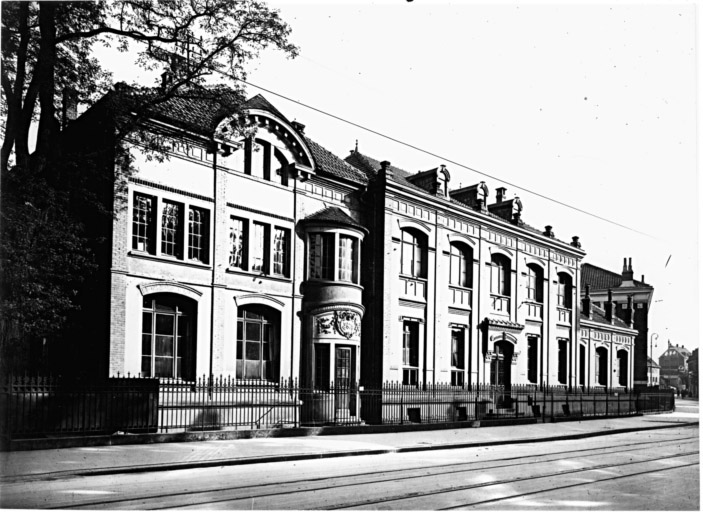 Vue ancienne du bâtiment de 1879, transformé en 1920 (détruit). Au fond à droite, bâtiment subsistant.