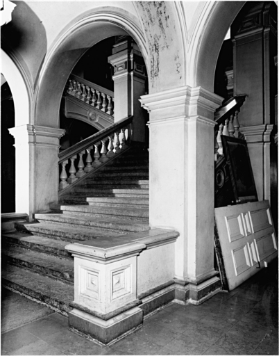 L'escalier vu du rez-de-chaussée.