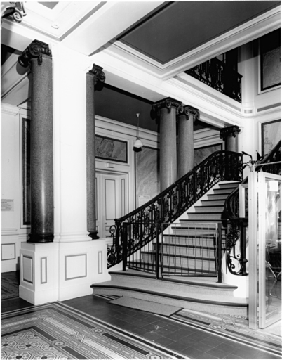 Vue du rez-de-chaussée du vestibule et de la cage d'escalier.