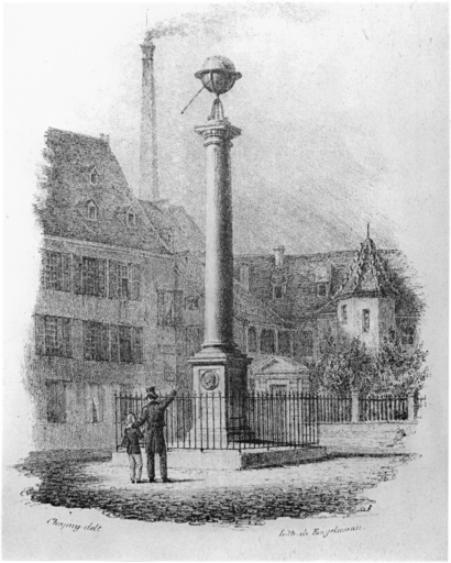 Vue ancienne de la place Lambert, avec le monument commémoratif de Lambert et l'ancien presbytère au fond.