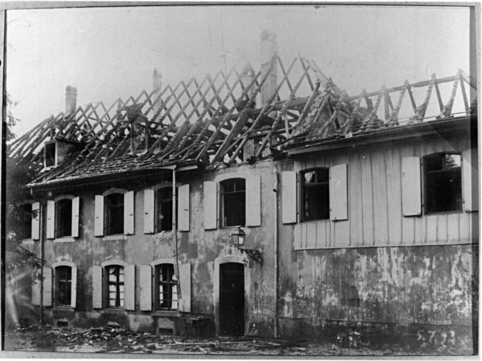 Vue ancienne de la maison des orphelins après l'incendie de 1893.