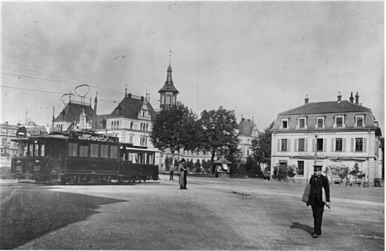 Vue ancienne de la place du général de Gaulle, avec la Poste.