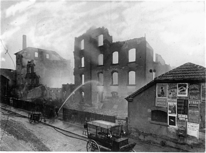 Vue ancienne de l'incendie de la filature Dolfus-Mantz, place Franklin.