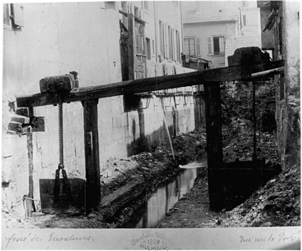 Vue ancienne du fossé des Emouleurs, vers la porte Haute. Façade arrière des maisons de la Grand'Rue et barrage du Schliffbacher.