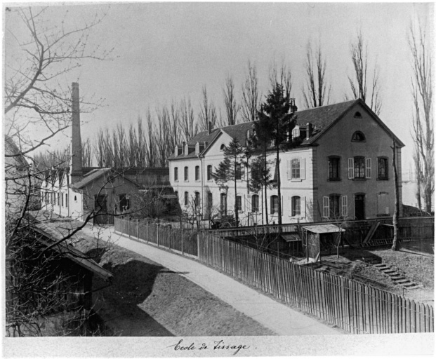 Vue ancienne de l'école de tissage et de filature vue depuis l'usine Ch. Mieg (le canal de décharge est au fond).