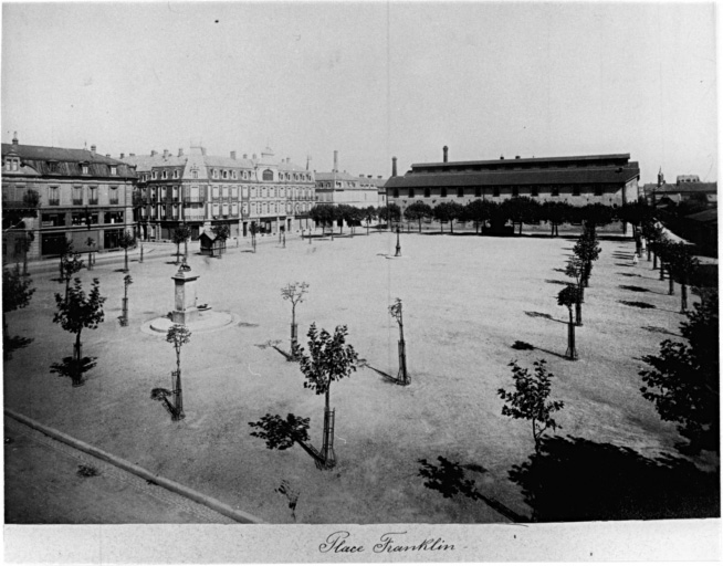 Vue ancienne de la place Franklin. Au fond à droite, les ateliers de constructions mécaniques Ducommun.