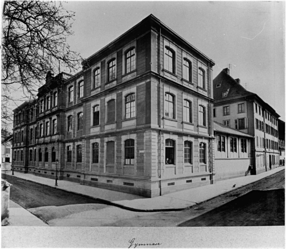 Vue ancienne de l'ensemble du gymnase.