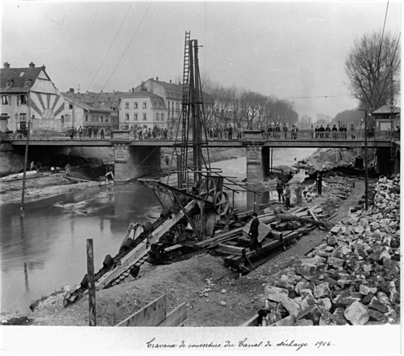 Vue ancienne des travaux de couverture du canal de décharge, en dessous du pont de la chaussée de Dornach, rue Franklin.