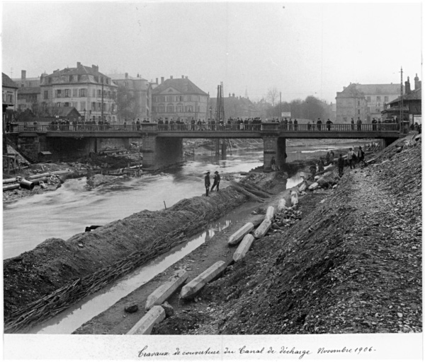 Vue ancienne des travaux de couverture du canal de décharge, en dessous du pont de la chaussée de Dornach, rue Franklin.