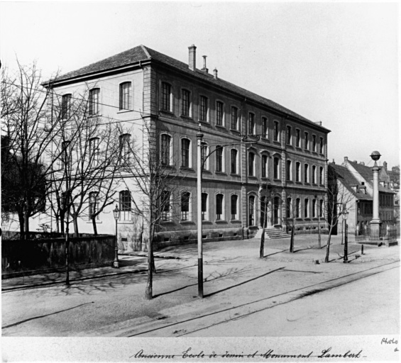 Vue ancienne de l'école de dessin et monument Lambert.