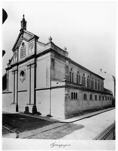 Vue ancienne de trois quarts de la synagogue.