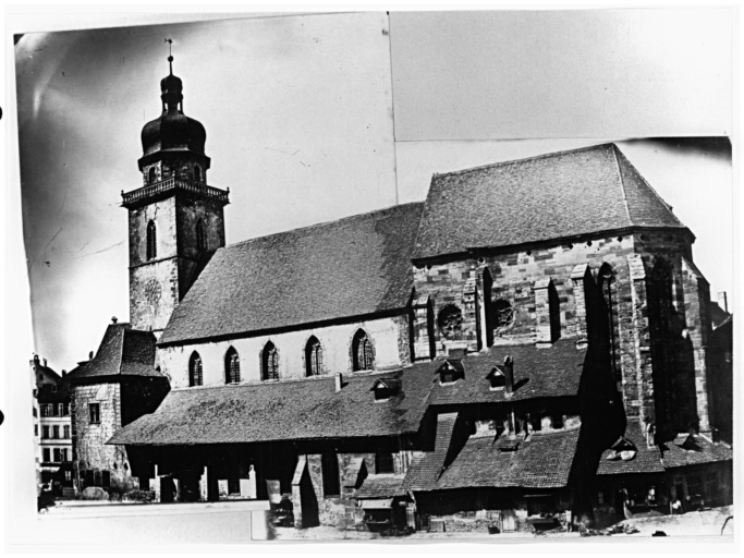 Eglise détruite : façade vers la place.