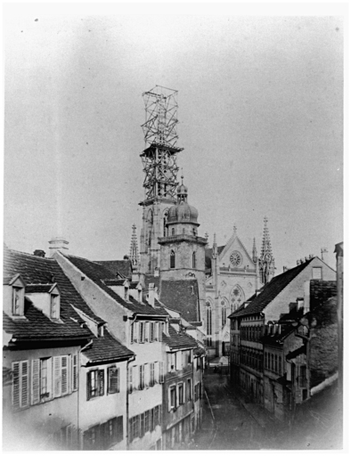 Vue du nouveau temple, avant la destruction du clocher de l'ancienne église, prise depuis la rue Henriette.