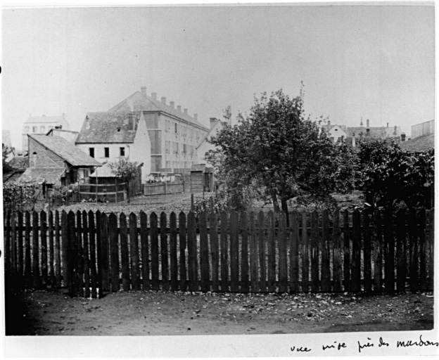 Vue ancienne de l'hôpital avant les travaux de démolition (destruction de l'aile gauche).