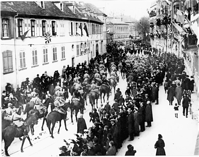 Vue ancienne l'avenue du Président Kennedy, lors de la libération en 1918.